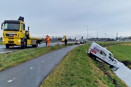 Automobilist raakt met zijn bestelbus in de sloot langs de N-246 Markenbinnen