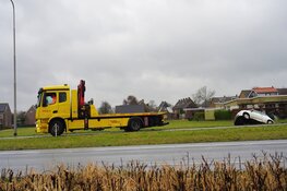 Auto raakt van de weg in Egmond-Binnen