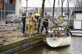 Overleden persoon aangetroffen op bootje aan Kwakelkade in Alkmaar