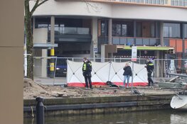 Overleden persoon aangetroffen op bootje aan Kwakelkade in Alkmaar