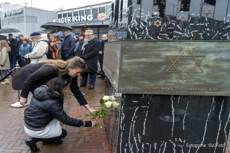 Herdenking bij Alkmaars Namenmonument