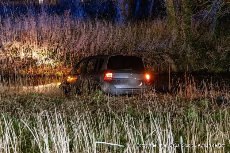 Auto te water gereden langs N9 bij Alkmaar
