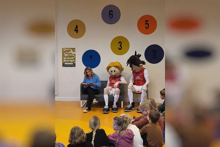 AZ-speelster Bo op de Weegh leest voor tijdens Scoor een Boek!