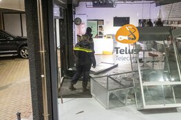 Ramkraak op telecomwinkel bij winkelcentrum 't Loo in Heiloo