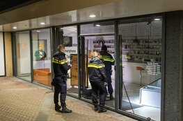 Ramkraak op telecomwinkel bij winkelcentrum 't Loo in Heiloo