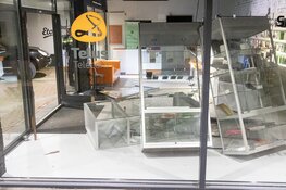 Ramkraak op telecomwinkel bij winkelcentrum 't Loo in Heiloo