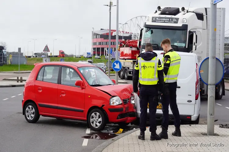 Blikschade bij aanrijding op Smaragdweg