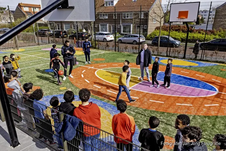Kleurrijk sportveld Wegwijzer feestelijk geopend
