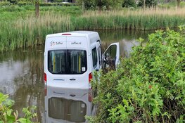 Rolstoelbusje te water na aanrijding in Alkmaar