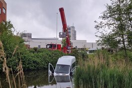 Rolstoelbusje te water na aanrijding in Alkmaar