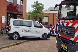 Rolstoelbusje te water na aanrijding in Alkmaar