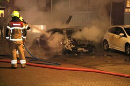 Auto door brand verwoest aan Gijsbrechtstraat