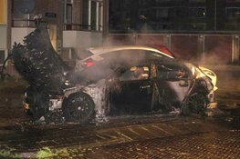 Auto door brand verwoest aan Gijsbrechtstraat