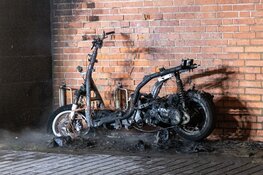 Scooter in brand aan Gloriantstraat: ontruimingen en flinke schade