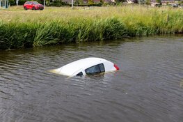 Geparkeerde auto te water gerold in Egmond aan den Hoef