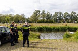 Geparkeerde auto te water gerold in Egmond aan den Hoef