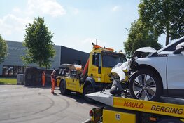 Veel schade en automobilist naar het ziekenhuis na aanrijding Alkmaar