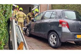 Automobilist rijdt tegen woning overburen