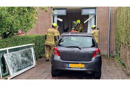 Automobilist rijdt tegen woning overburen