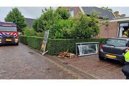 Automobilist rijdt tegen woning overburen