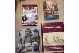 Donatie boeken aan bibliotheek De Rijp door museum en oudheidkundige vereniging