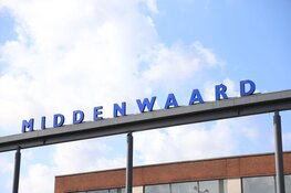 Deel winkelcentrum Middenwaard ontruimd. Scheuren in vloer Dekamarkt en parkeergarage