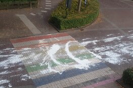 Wederom bekladding van regenboogzebrapad in Heiloo