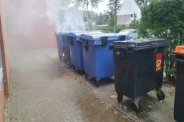 Buurtbewoners trekken brandende container op tijd weg in Heiloo