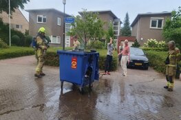 Buurtbewoners trekken brandende container op tijd weg in Heiloo