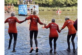 Medewerkers Noordwest Oncologisch centrum trotseren modder en obstakels voor beter uitzicht patiënten