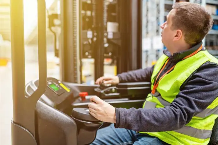 Hoe een reachtruck je magazijnprocessen van voorraadbeheer tot orderpicking versnelt