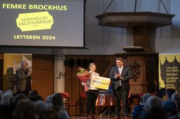 Schrijver Femke Brockhus ontvangt de Victoriefonds Cultuurprijs Letteren 2024
