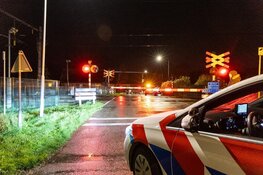 Auto door trein aangereden bij Limmen, inzittenden komen met schrik vrij