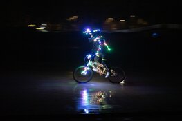 BMX’ers fietsen in het donker om licht op problemen te werpen