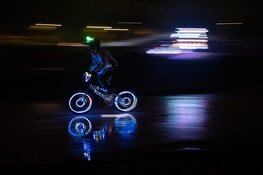 BMX’ers fietsen in het donker om licht op problemen te werpen