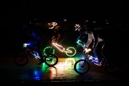BMX’ers fietsen in het donker om licht op problemen te werpen