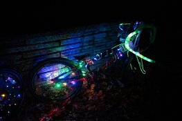 BMX’ers fietsen in het donker om licht op problemen te werpen