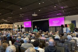 Vrijwilligers Magentazorg genieten van optreden Karin Bloemen