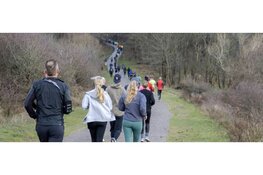 1.000 hardlopers trotseren heuvels en wind tijdens Pre-Run NN Egmond Halve Marathon