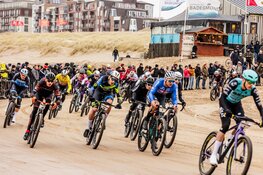 Het nieuwe sportjaar start voor 21.500 strandracers en hardlopers in Egmond aan Zee