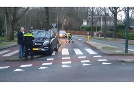 Ongeluk op rotonde in Heiloo, fietser naar ziekenhuis