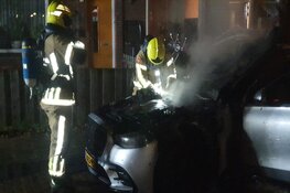 Peperdure Mercedes in brand op Cornelis Evertsenplein