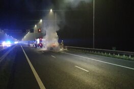 Auto vliegt in brand na ongeval op A9 bij Akersloot