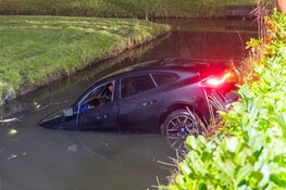 Auto te water bij McDonalds in Alkmaar