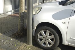 Automobiliste rijdt tegen geparkeerde auto aan in Heiloo