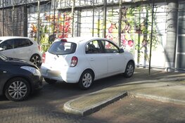 Automobiliste rijdt tegen geparkeerde auto aan in Heiloo