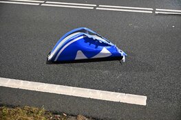 Bestelbus tegen dwangpijl gereden op N244 in Zuidschermer