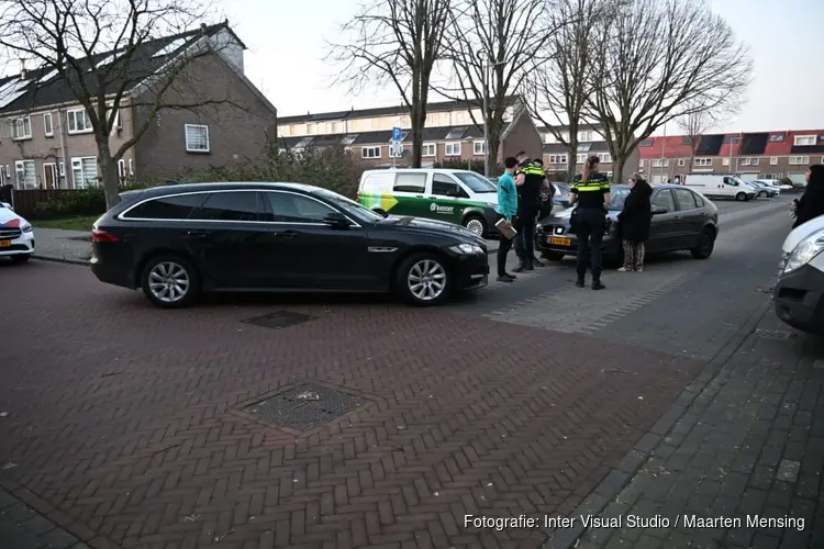 Jaguar betrokken bij botsing in Graalstraat