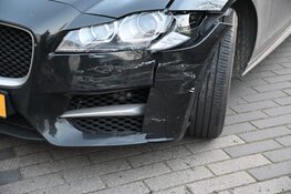 Jaguar betrokken bij botsing in Graalstraat
