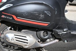 Scooterrijder ten val door stalen slang op de weg